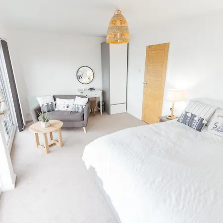 Watersedge Retreat, Views, Sunsets, Dogs Welcome Holiday home Sandside (Beetham)